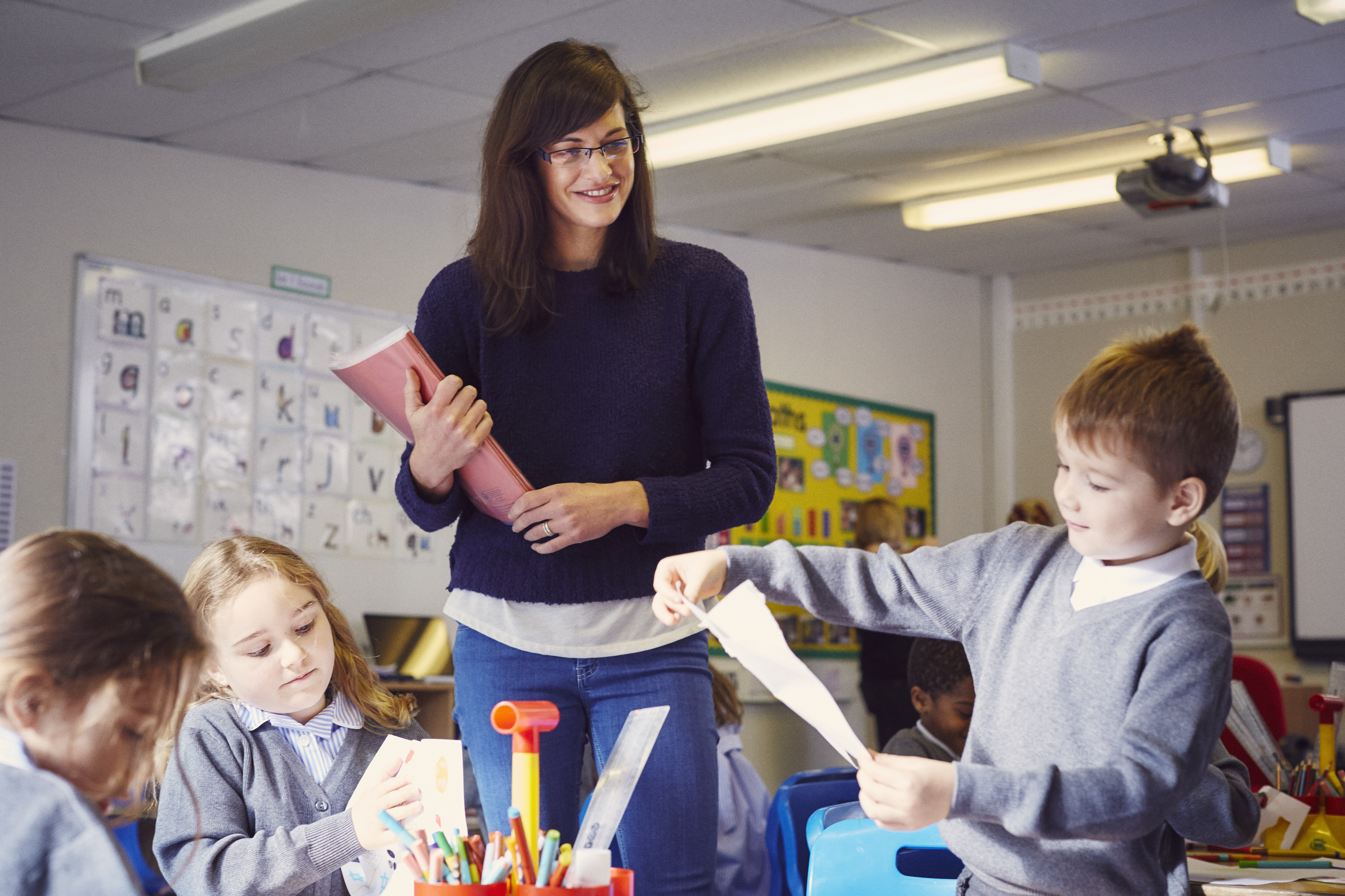 teacher-guiding-students-in-elementary-school-clas-2026-01-09-10-55-05-utc.jpg